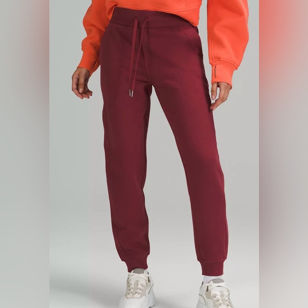 Lululemon Scuba High-Rise Jogger in Mulled Wine color. Size 2